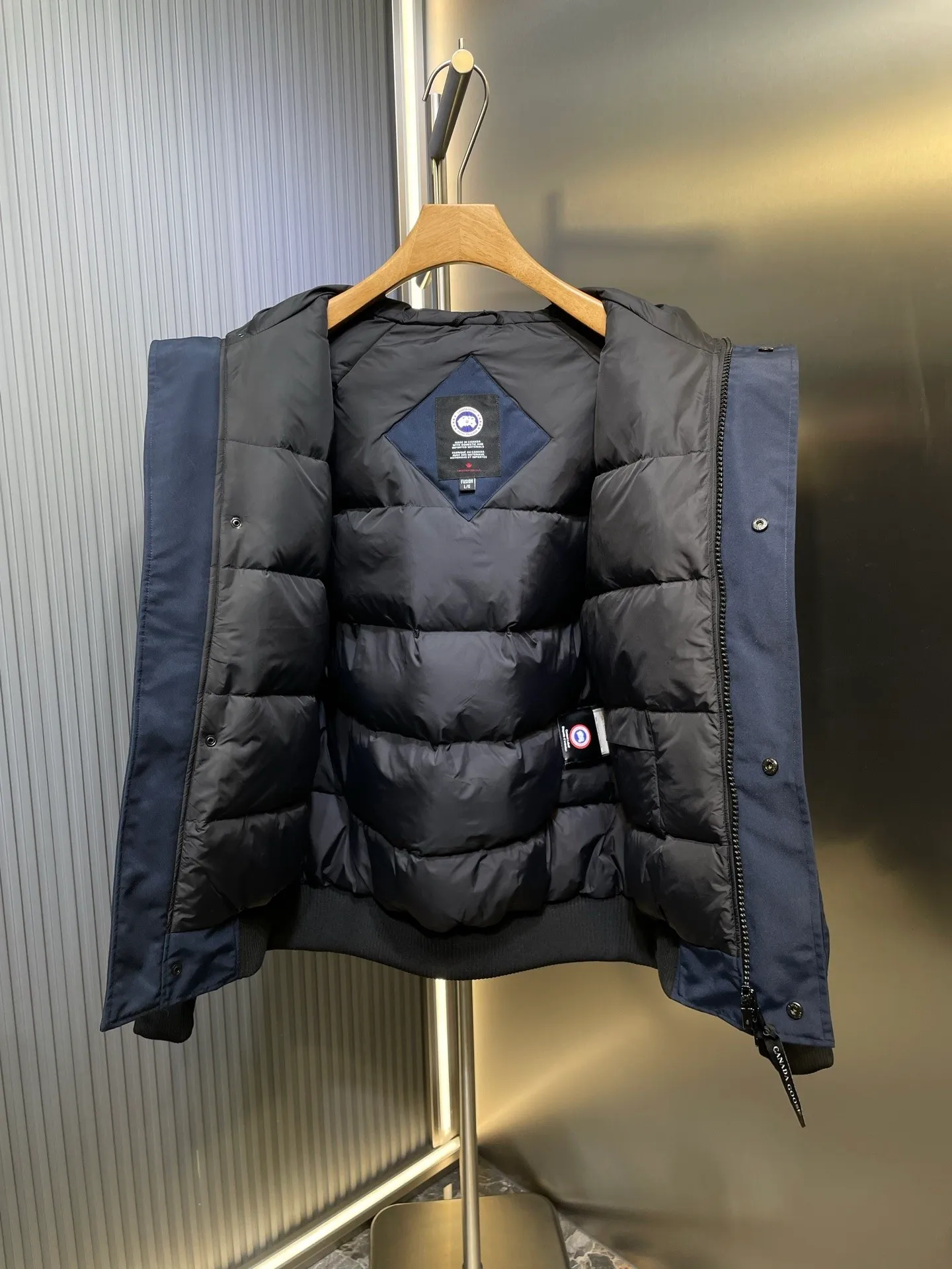 P760 original top quality Canada Goose #Chilliwa 7999M pilot short style/01 style #Men and Women Same Style# Synchronized anti-counterfeiting chip sensor! ➖ Imported 21S polyester-cotton blended original fabric [Last year’s 16S/18S hard fabrics have been completely eliminated, this year all use 21S synchronous fabrics, the soft mid-strap feels delicate and textured], synchronous Feather-Light 10D waterproof coating fabric, made of 84.5 polyester fiber and 15.5 cotton, 100% the best feel in the entire network! ➖ The official website synchronizes the national standard 80 white duck down, you can check the official website customer service, there will never be a series of misleading claims such as 90 down or goose down! ➖ Using the best nylon lon lining with double double-layer sealing design, anti-down 7 needles + grid-filled down ready-made garments, there will be 100% no so-called velvet running! ➖ The cuffs are designed with thickened seamless threads, and the collar and pocket lining are made of top-notch warmth and comfort! ➖ Yoshida YKK provides original custom-made electroplated sliders. YKK two-way lockable zippers are tight and smooth and will not peel off paint! ➖ 3M composite guarantees that the Velcro is the same as the original, durable, and all accessories and hardware are custom-made! ➖ Customized 10,000-needle embroidery labels imported from Behringer embroidery machines, 98% of which restore the original labels. You can check and compare on the official website! ➖ The fur collars are all made of large pieces of Western Canadian blue wolf hide, ensuring that each fur collar is 13-15cm wide!   Size:XS-XXL